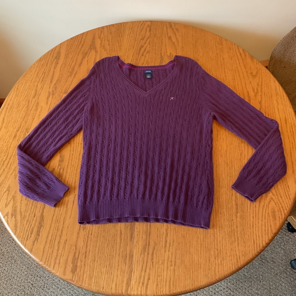 Women’s Izod V-Neck Cable Knit Sweater in Purple, Size XL.